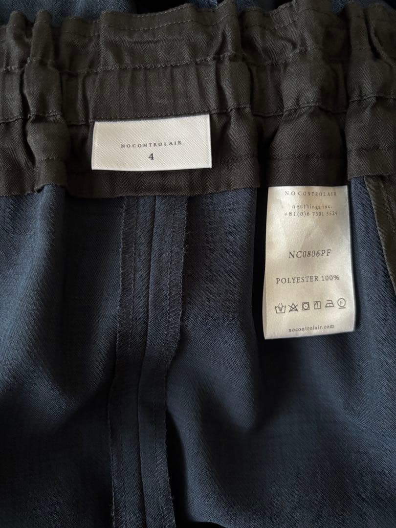 NO CONTROL AIR スパンポリエステルドレープカルゼ テーパードパンツ