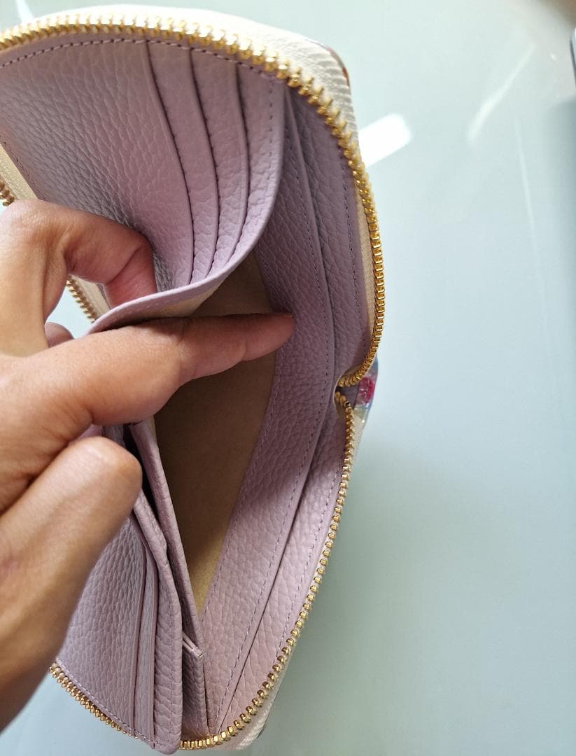 パールエナメル 二つ折り財布