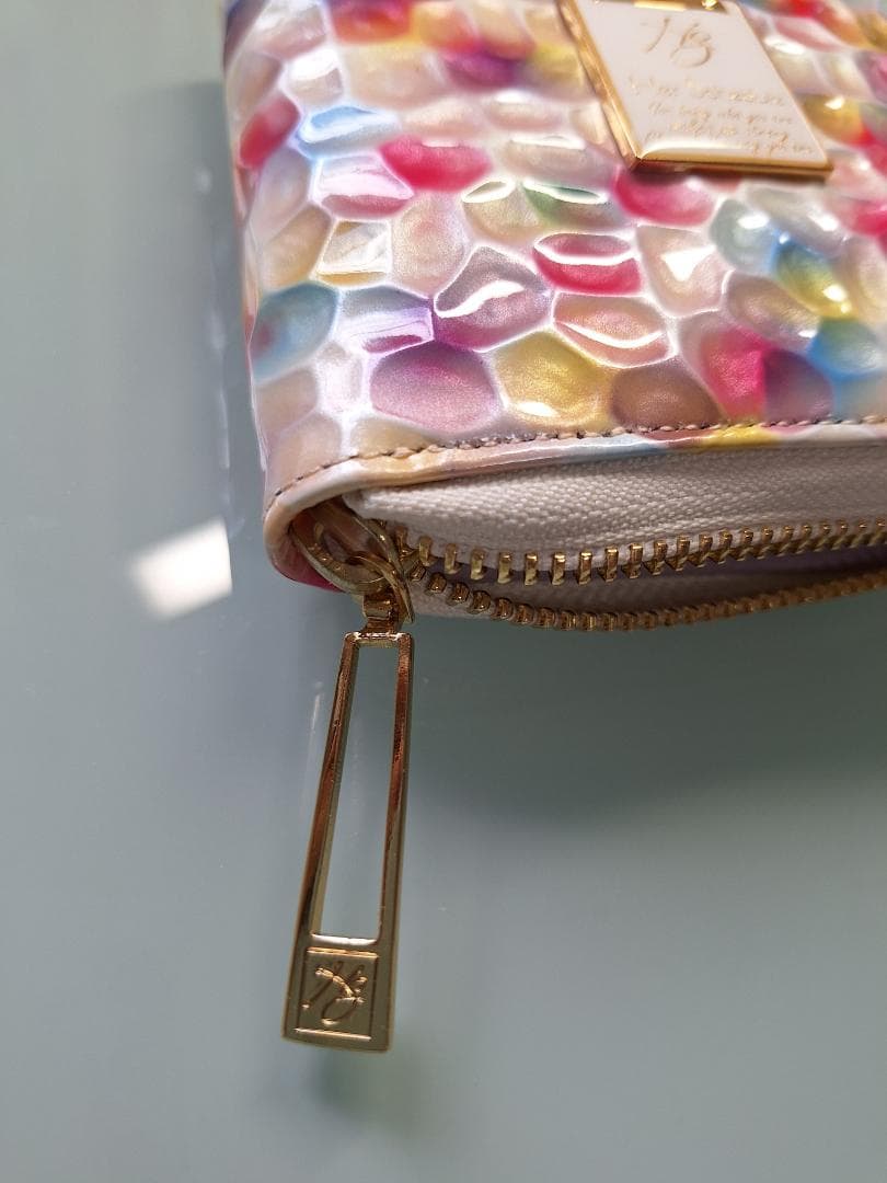 パールエナメル 二つ折り財布