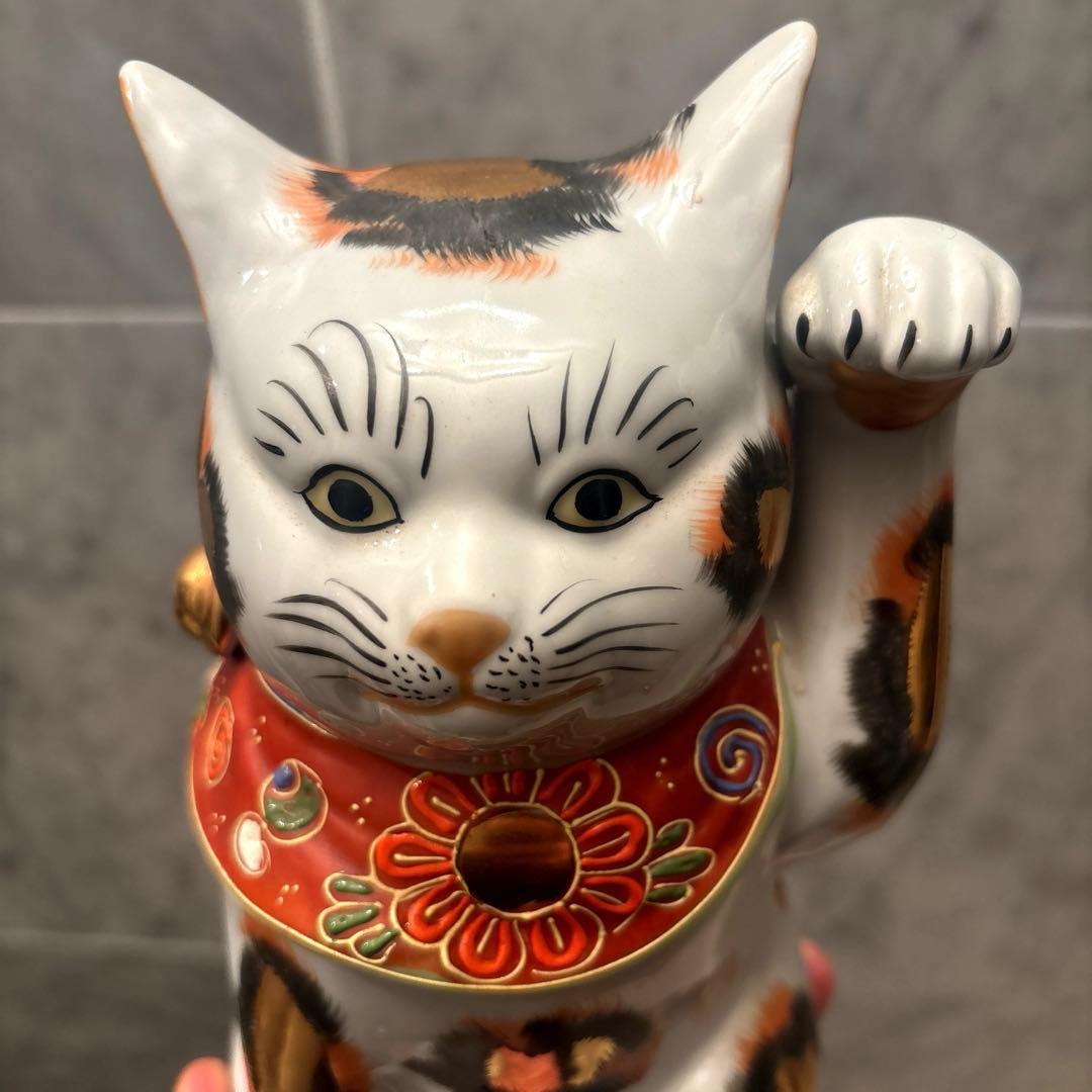 アンティーク九谷焼妖艶な瞳や九谷焼独特の金彩や色彩が美しい存在感抜群招き猫
