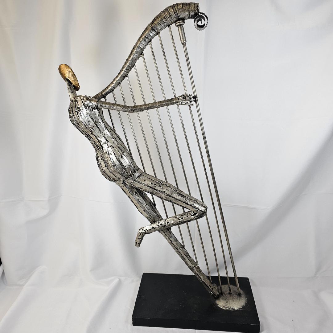 ハープを弾く人のオブジェ
