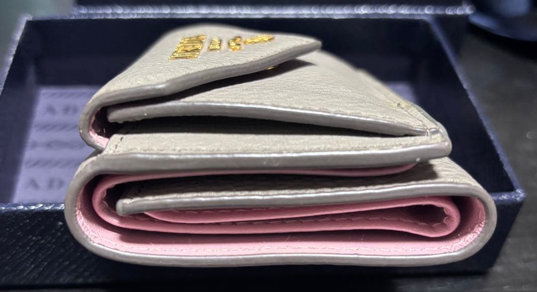 込み込み価格❣️PRADA プラダ 三つ折り財布グレー＆ピンク バイカラー