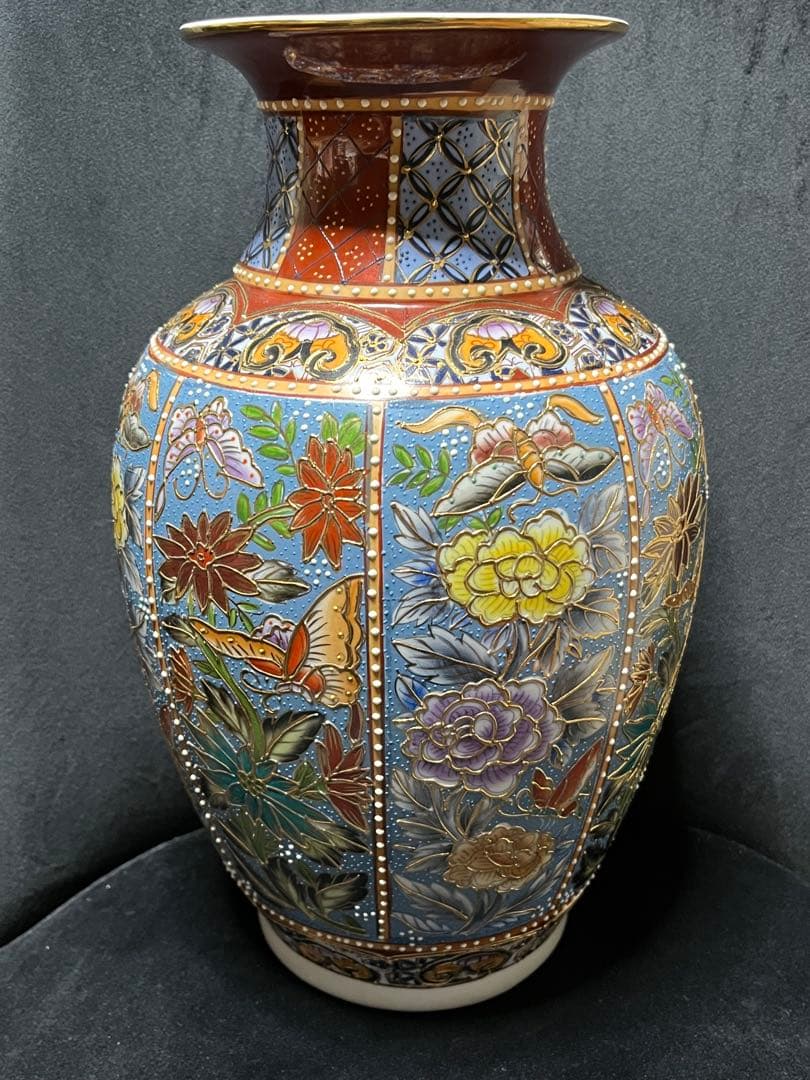 多色彩の花と蝶の陶器花瓶