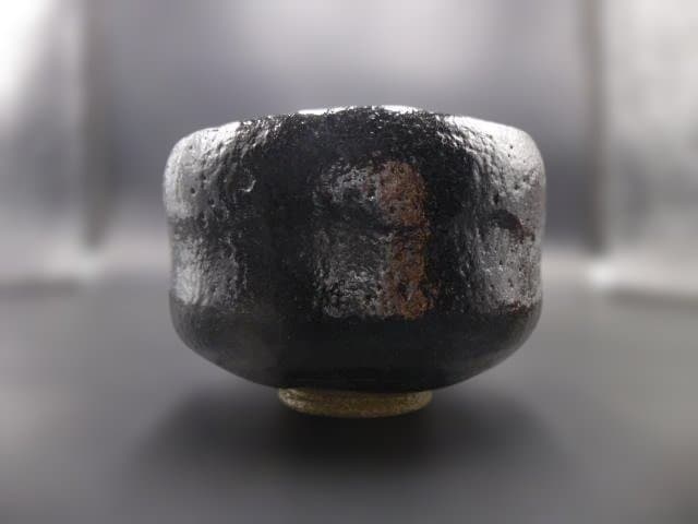 楽吉左衛門　十五代　直入　黒茶碗／共箱共布／裏千家十五代　鵬雲斎極め箱／神紋アリ