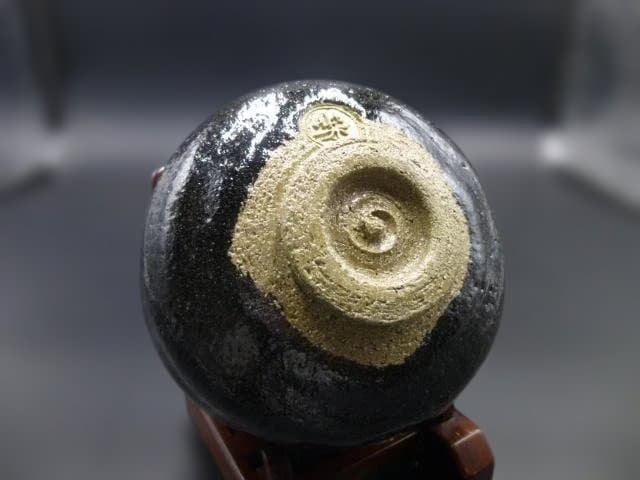 楽吉左衛門　十五代　直入　黒茶碗／共箱共布／裏千家十五代　鵬雲斎極め箱／神紋アリ