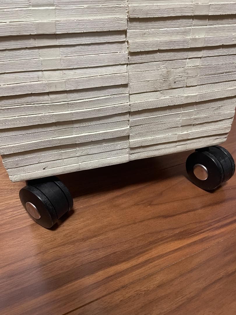 SO-4 300万$ 札束 スツール レジン製　イースね キャスター付き