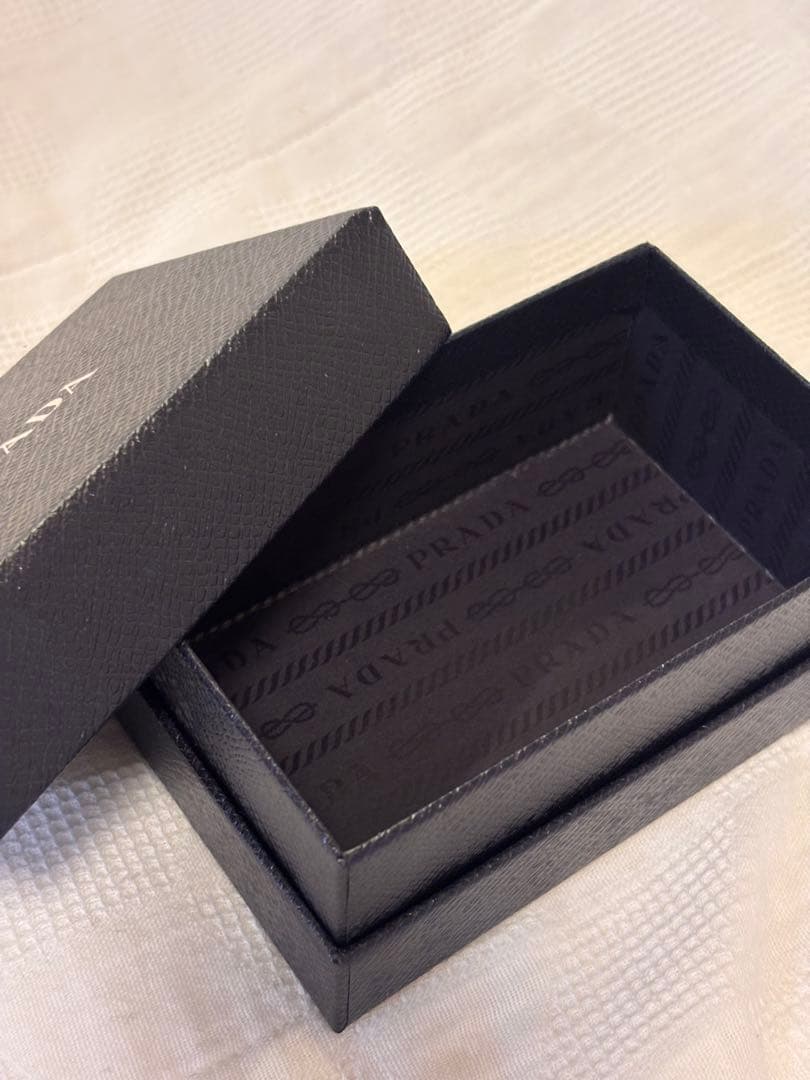 プラダ　コンパクト　三つ折り財布　ベージュ
