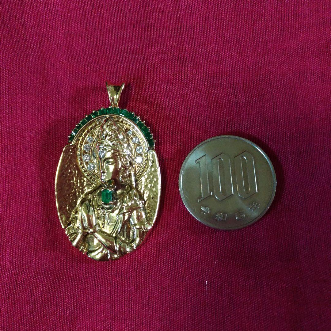 K18ペンダントトップ。菩薩像。仏様。ダイヤモンド。エメラルド。13.5g。中古