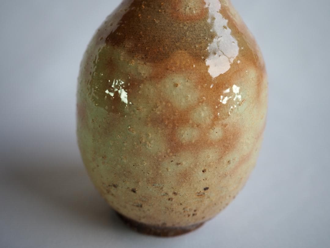 13代田原陶兵衛造『萩焼掛鶴首花入』（共箱）