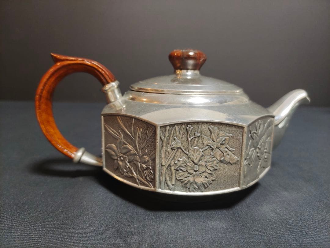 ロイヤル・セランゴール 手仕上げの花柄ピューターティーポット（木製ハンドル付き）