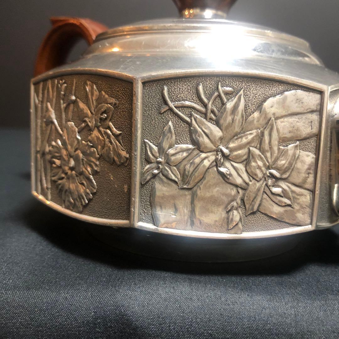 ロイヤル・セランゴール 手仕上げの花柄ピューターティーポット（木製ハンドル付き）