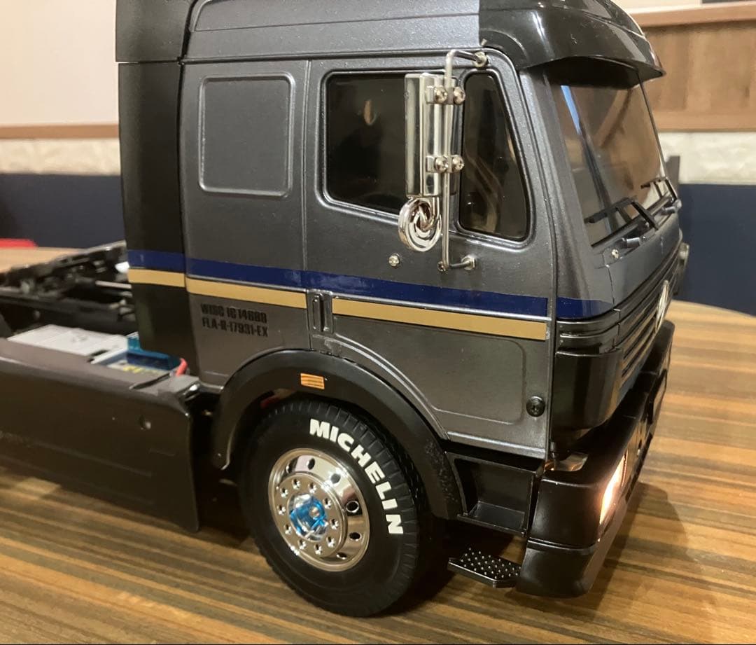 タミヤ 1/14メルセデス ベンツ トレーラーヘッド