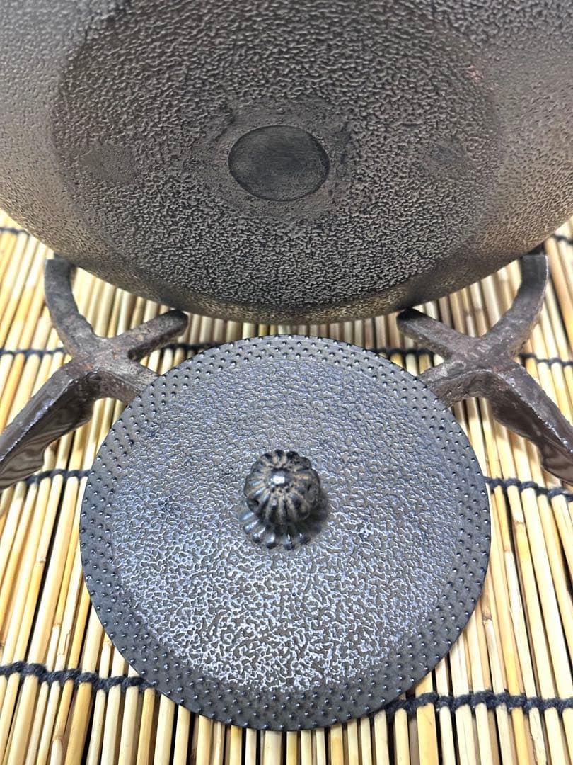 未使用品　南部藩御用鋳物師　１６代鈴木盛久(成郎)作　霰算玉形１４型　南部鉄瓶