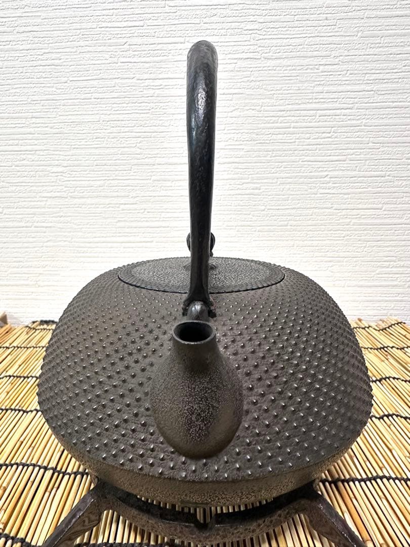 未使用品　南部藩御用鋳物師　１６代鈴木盛久(成郎)作　霰算玉形１４型　南部鉄瓶