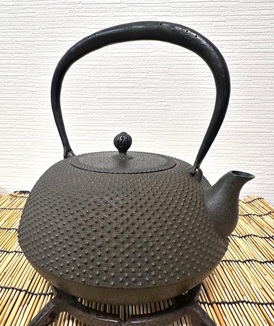 未使用品　南部藩御用鋳物師　１６代鈴木盛久(成郎)作　霰算玉形１４型　南部鉄瓶