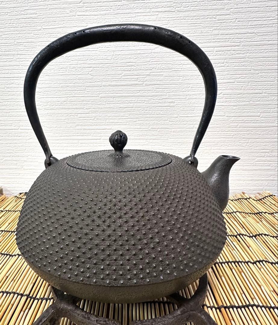 未使用品　南部藩御用鋳物師　１６代鈴木盛久(成郎)作　霰算玉形１４型　南部鉄瓶