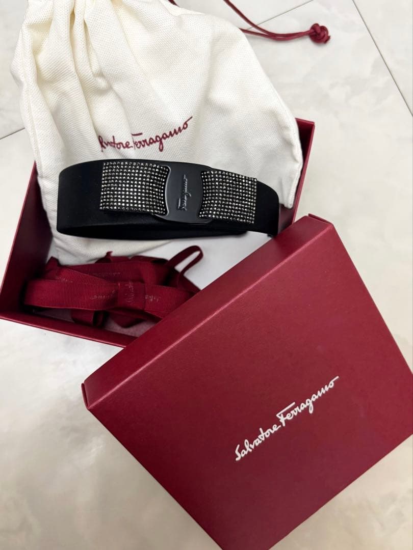 フェラガモ　ビジュー　カチューシャ