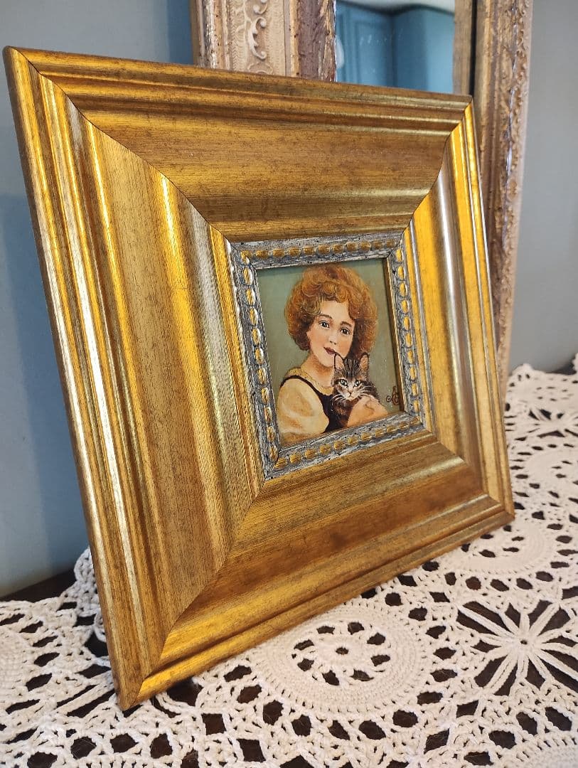 少女と猫の絵画 金色フレーム付き　油絵