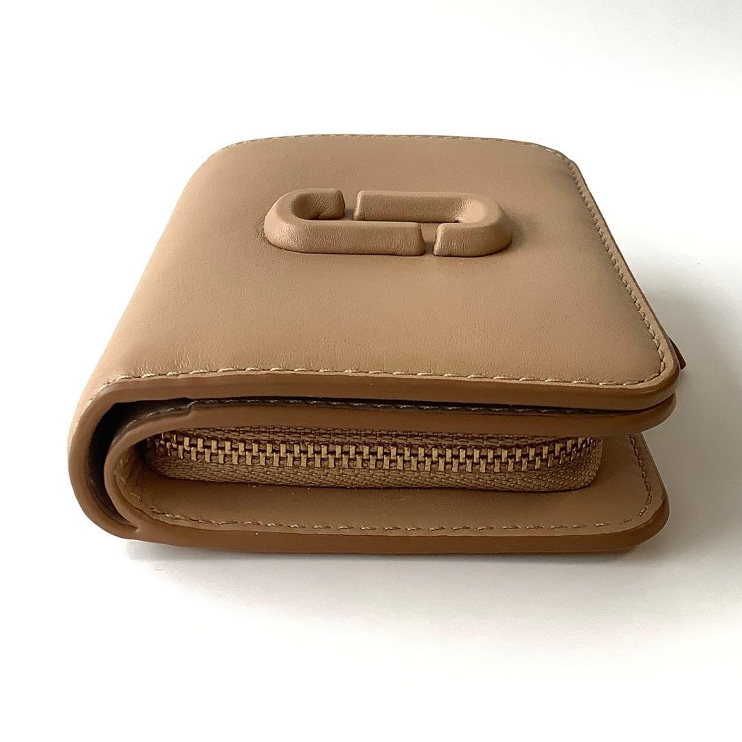 新品★マークジェイコブス★ザレザーカバードJマーク２つ折り財布★キャメル