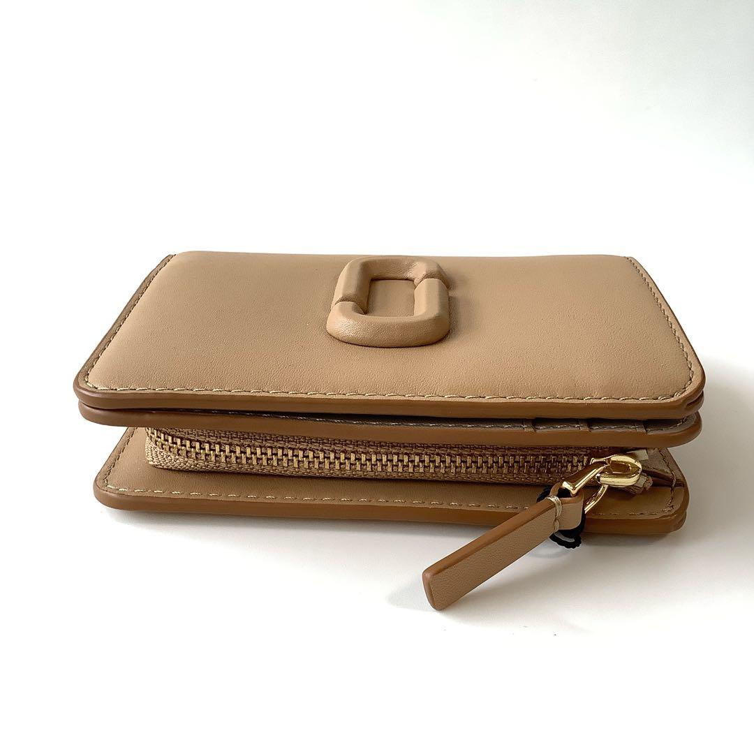 新品★マークジェイコブス★ザレザーカバードJマーク２つ折り財布★キャメル