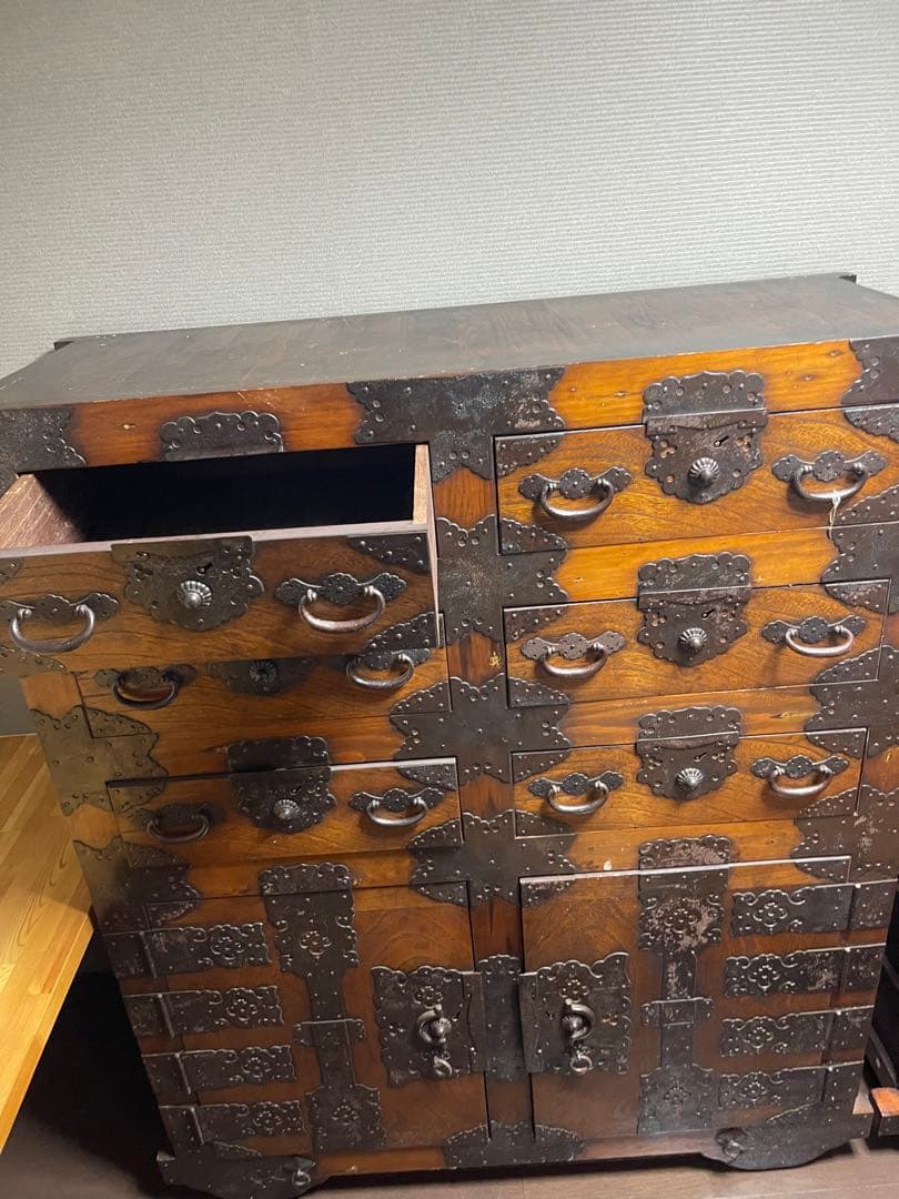 伝統的な木製タンスとテーブル全部で四品 値下げ中！！