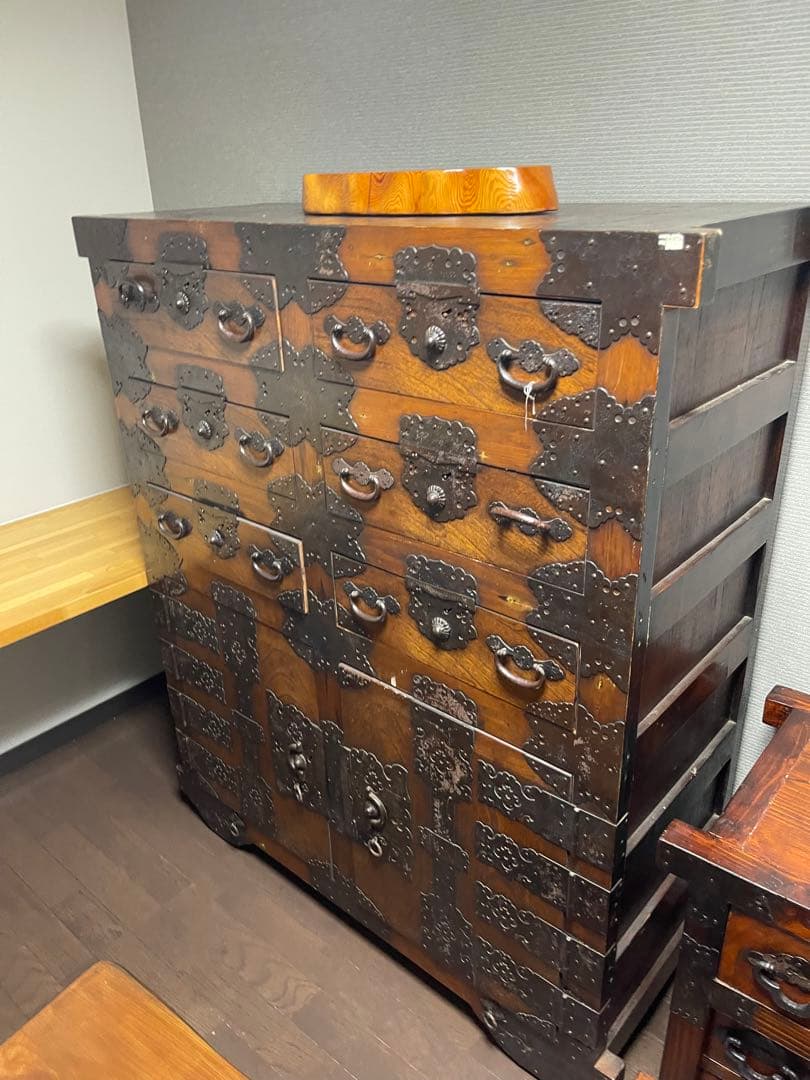 伝統的な木製タンスとテーブル全部で四品 値下げ中！！