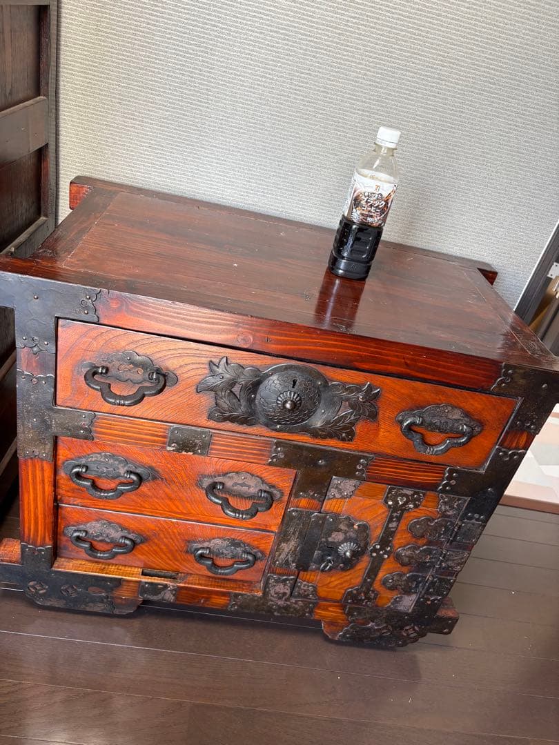 伝統的な木製タンスとテーブル全部で四品 値下げ中！！