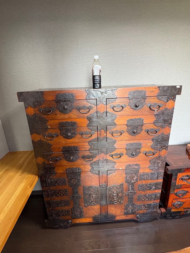 伝統的な木製タンスとテーブル全部で四品 値下げ中！！