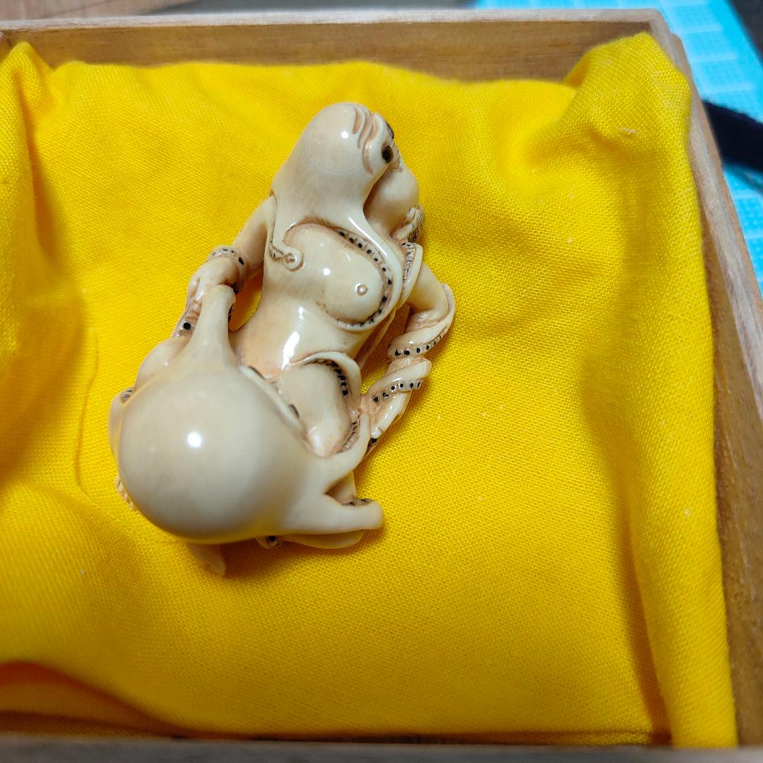 精緻彫刻 二体絡み 置物（骨材質と思われます）箱付｜旧家整理品