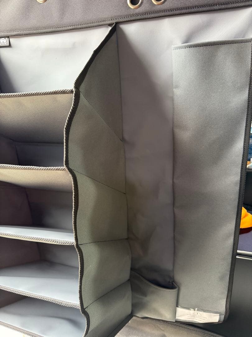 ハイエース　キャンピングカーにおすすめ！車載用マルチシューズラック