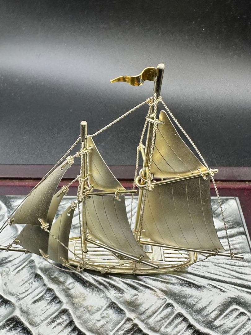 銀製(純銀刻印)帆船 置物 台付 ヨット シルバー 金属工芸 ガラスケース