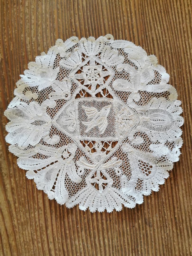 アンティーク 1880年頃 ミラネーゼレース 飛ぶ鳥 ボビン編リネンドイリー