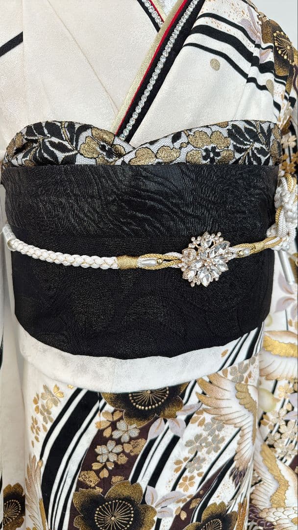 白地に黒金のシックな小花の振袖フルセット