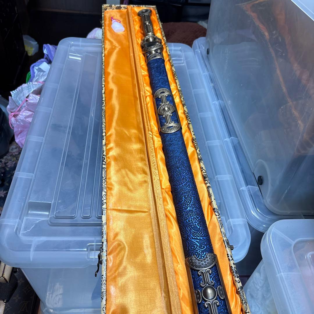 装飾的な青い刀とケース