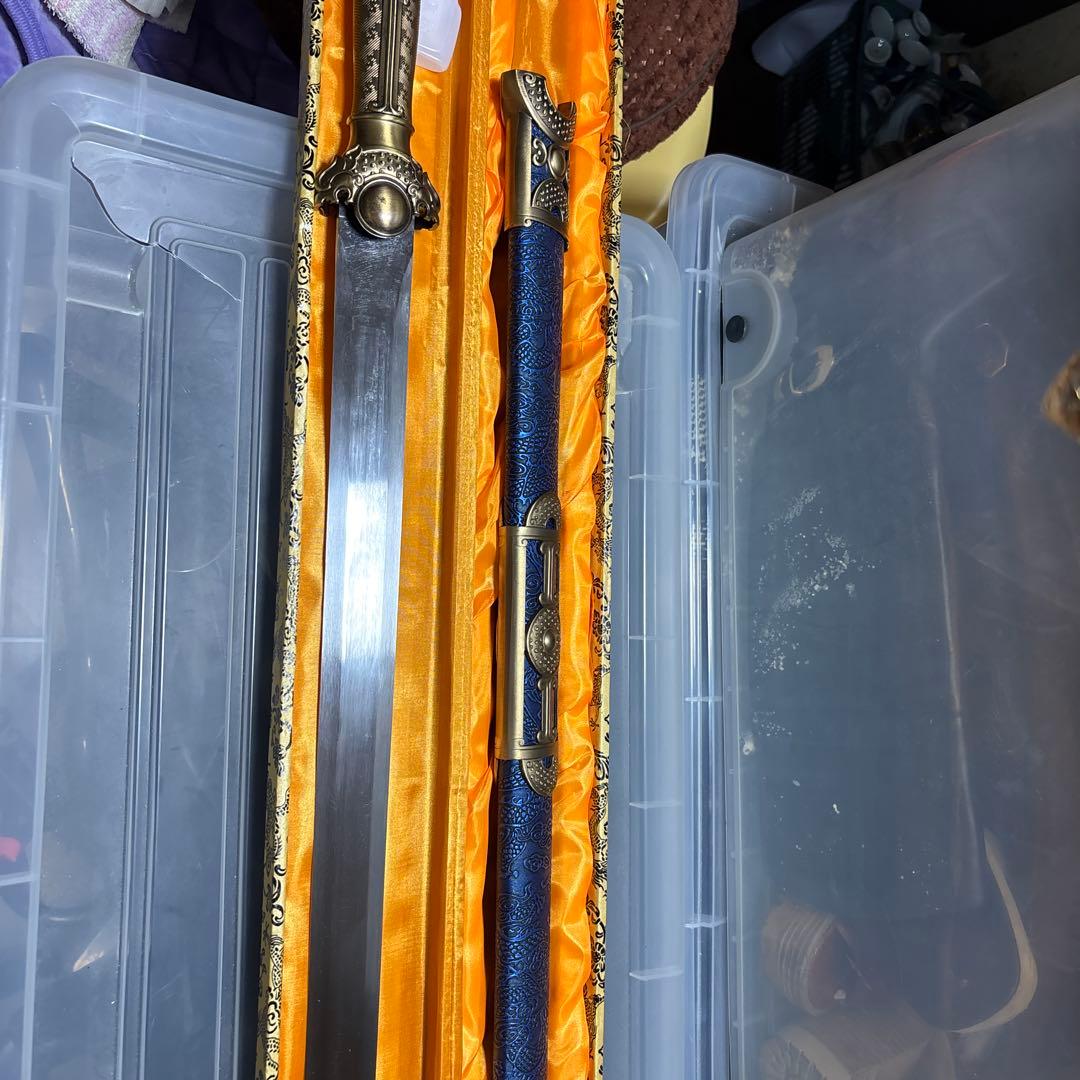 装飾的な青い刀とケース