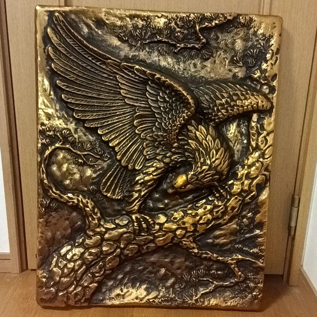 鷹のレリーフ