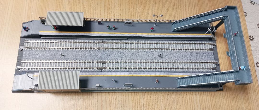 Nゲージ 対向式ホームセット（レール付き）ジオラマ