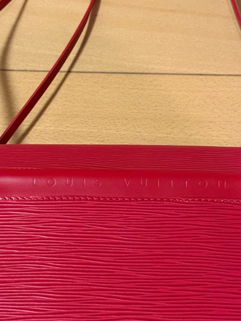 Louis Vuitton エピレザー レッド