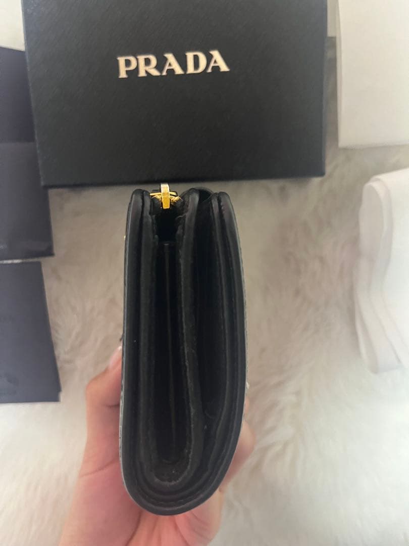 PRADA ブラックレザー 二つ折り財布 箱付き