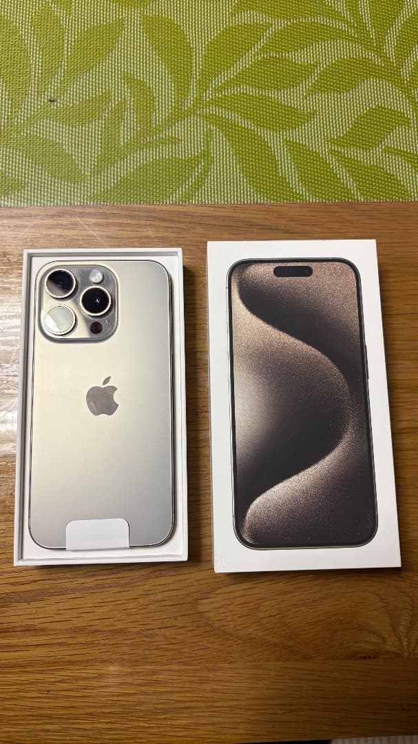 iPhone15pro 256G ホワイトチタン 　AppleCare加入中