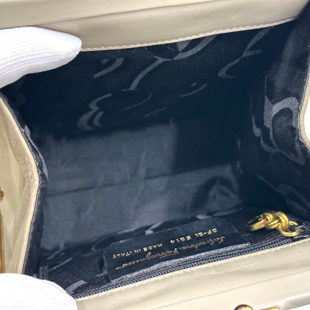 希少 フェラガモ ヴァラリボン がま口 スエード 2way ハンドバッグ