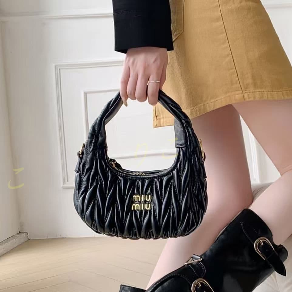 【人気 】ミュウミュウショルダーバッグ レザー