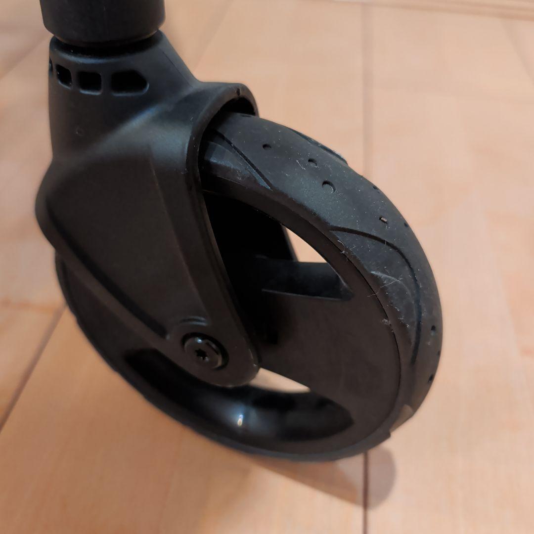 りゅーき美品doonaチャイルドシート フレームレッド　ホイールカバー付き