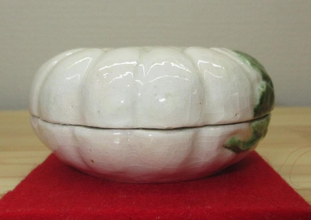 送料込【逢絢亭】茶道具 香合 楽焼 白菊香合 八事窯 中村道年 共箱入り