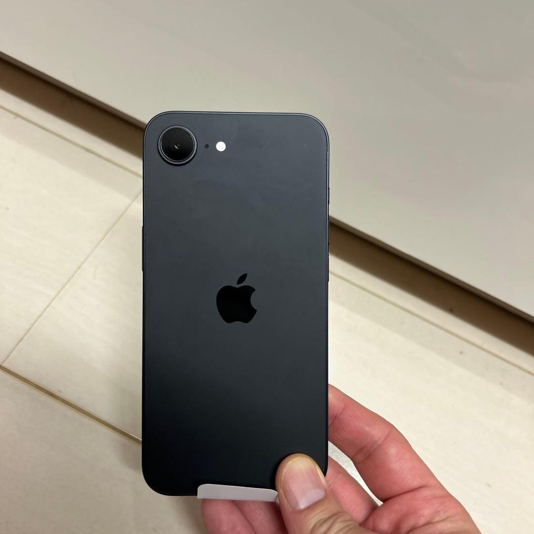 Apple iPhone 16e バッテリー100%