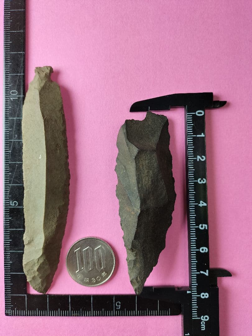 石器セット (出土品) 旧石器時代 石匙、尖頭器(ポイント)の2点です。