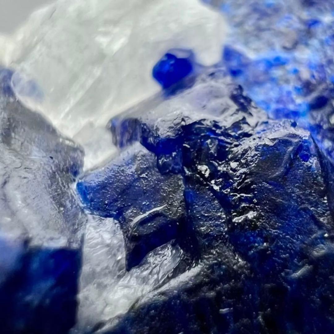 トップブルーソーダライト(アウイン？)母岩上の結晶2