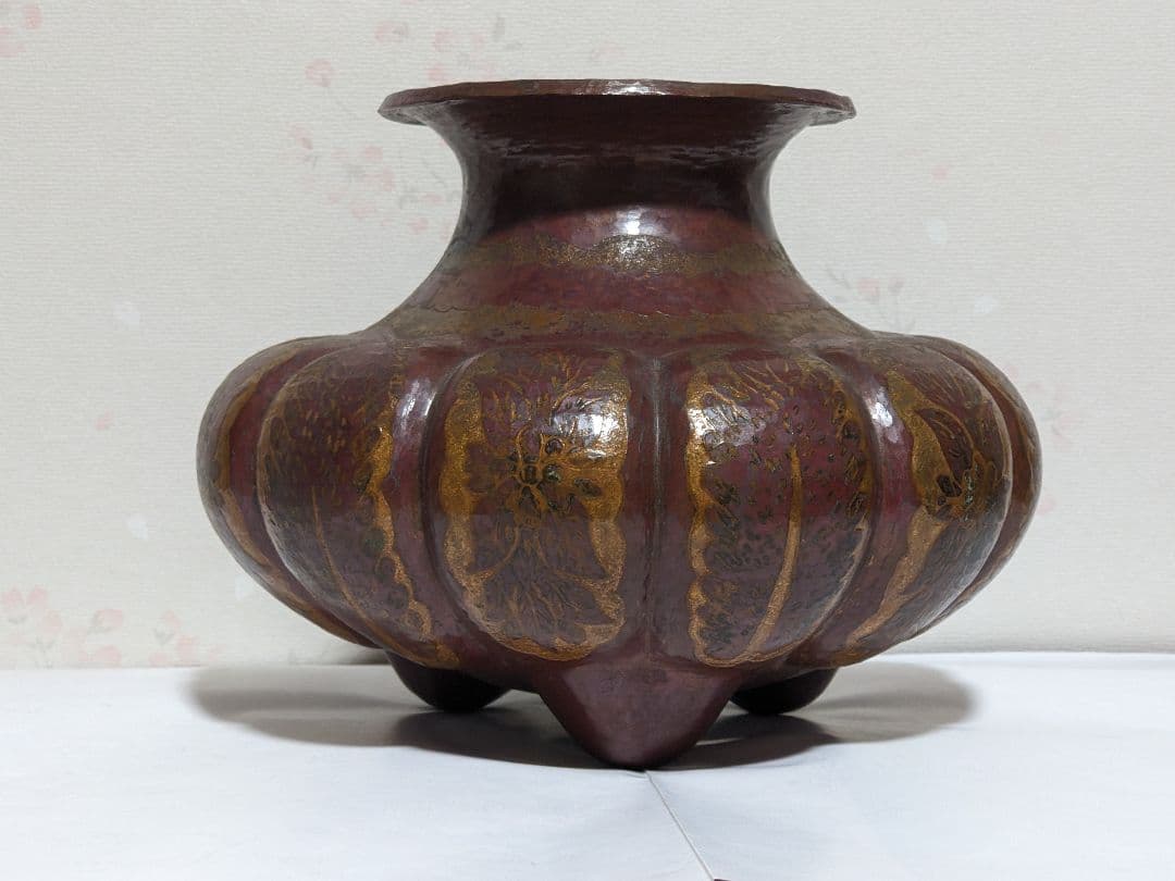 ♦銅器鎚起目 阿古陀形 草花文様 三足 壺 花器 花活け 置物 ペルシャ 骨董品