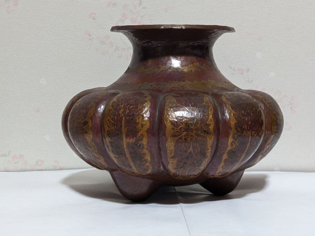 ♦銅器鎚起目 阿古陀形 草花文様 三足 壺 花器 花活け 置物 ペルシャ 骨董品