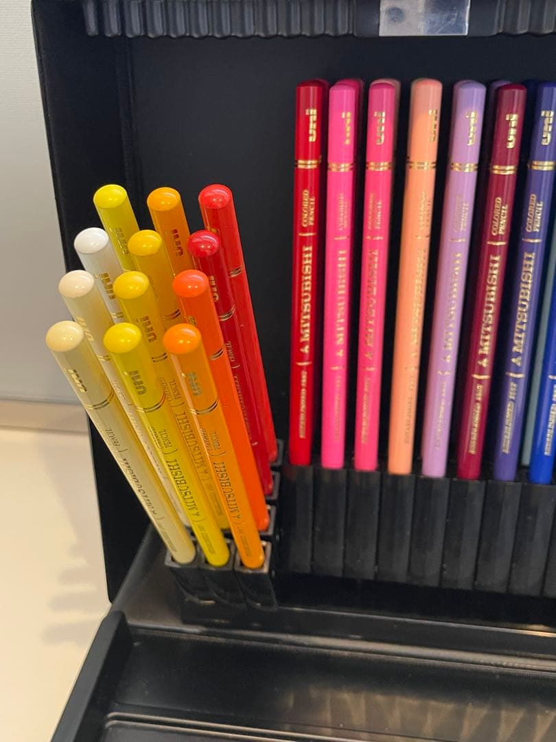 三菱色鉛筆　ユニカラー100色セット　(塗り絵ブックのおまけ付き)